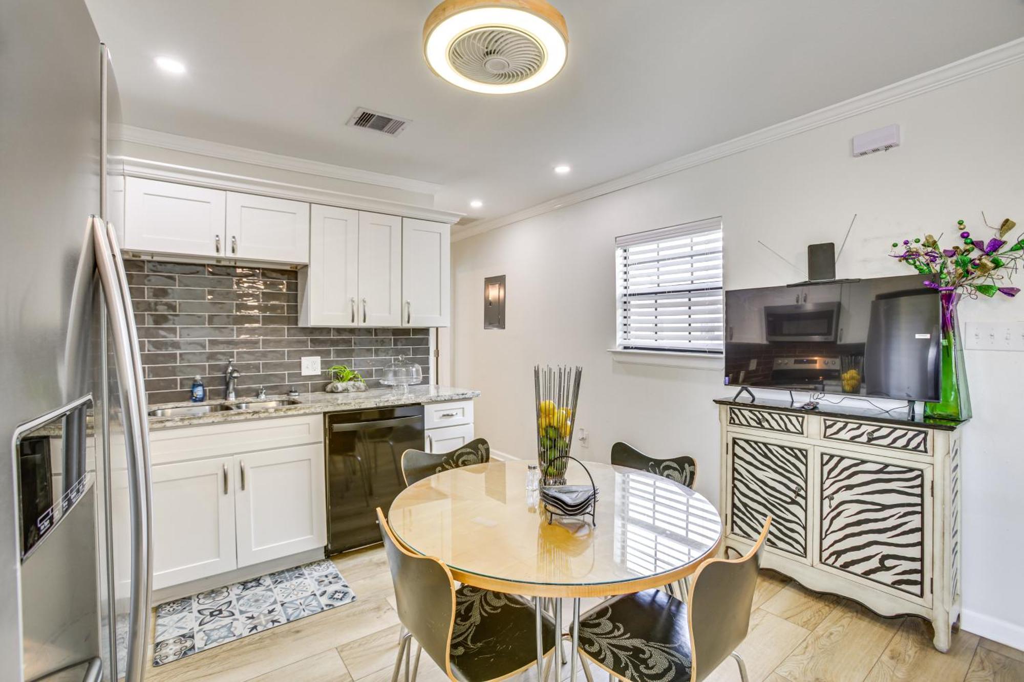Walk To St Charles Ave Renovated With Patio! * New Orleans