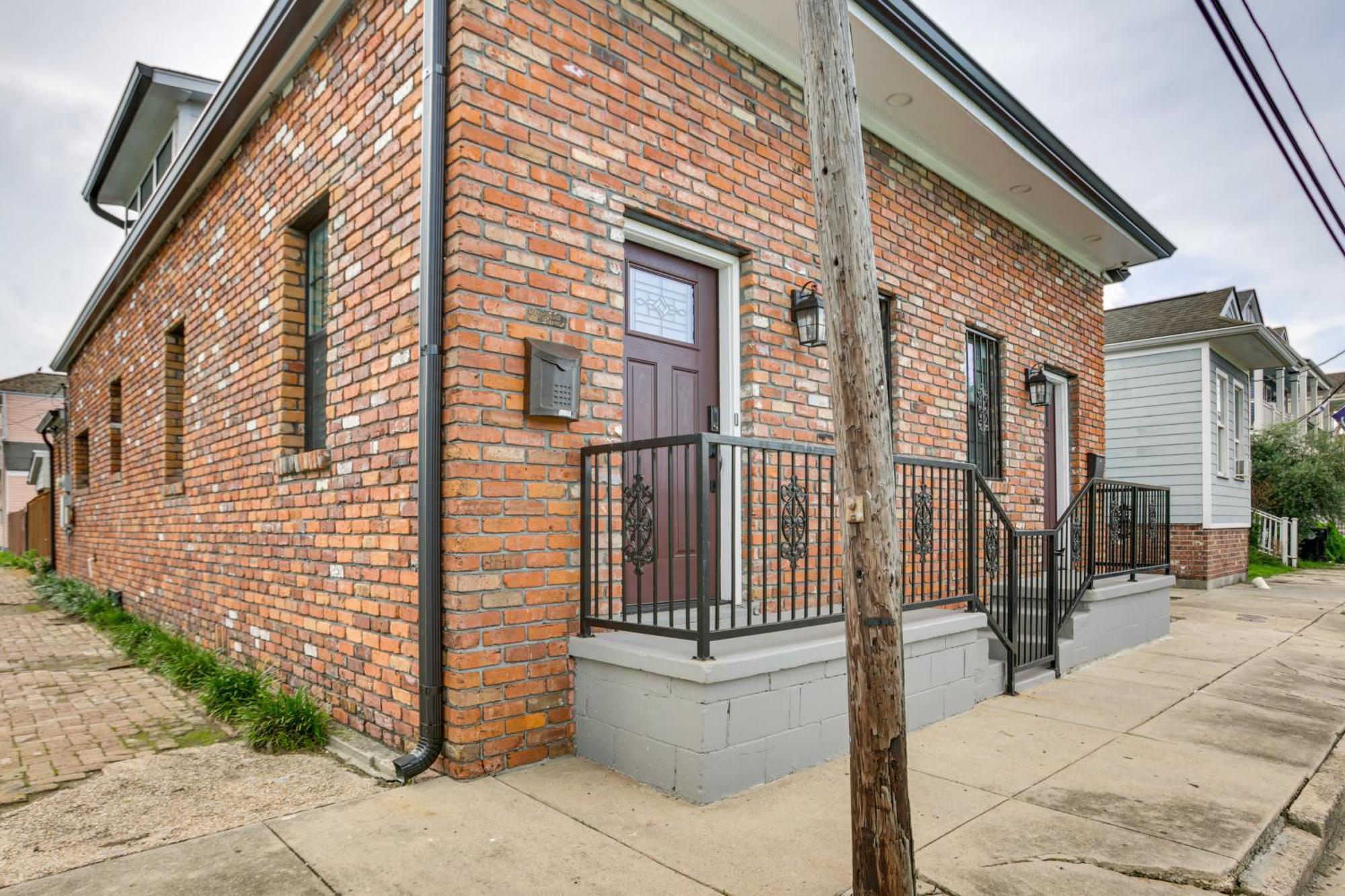 Walk To St Charles Ave Renovated With Patio!