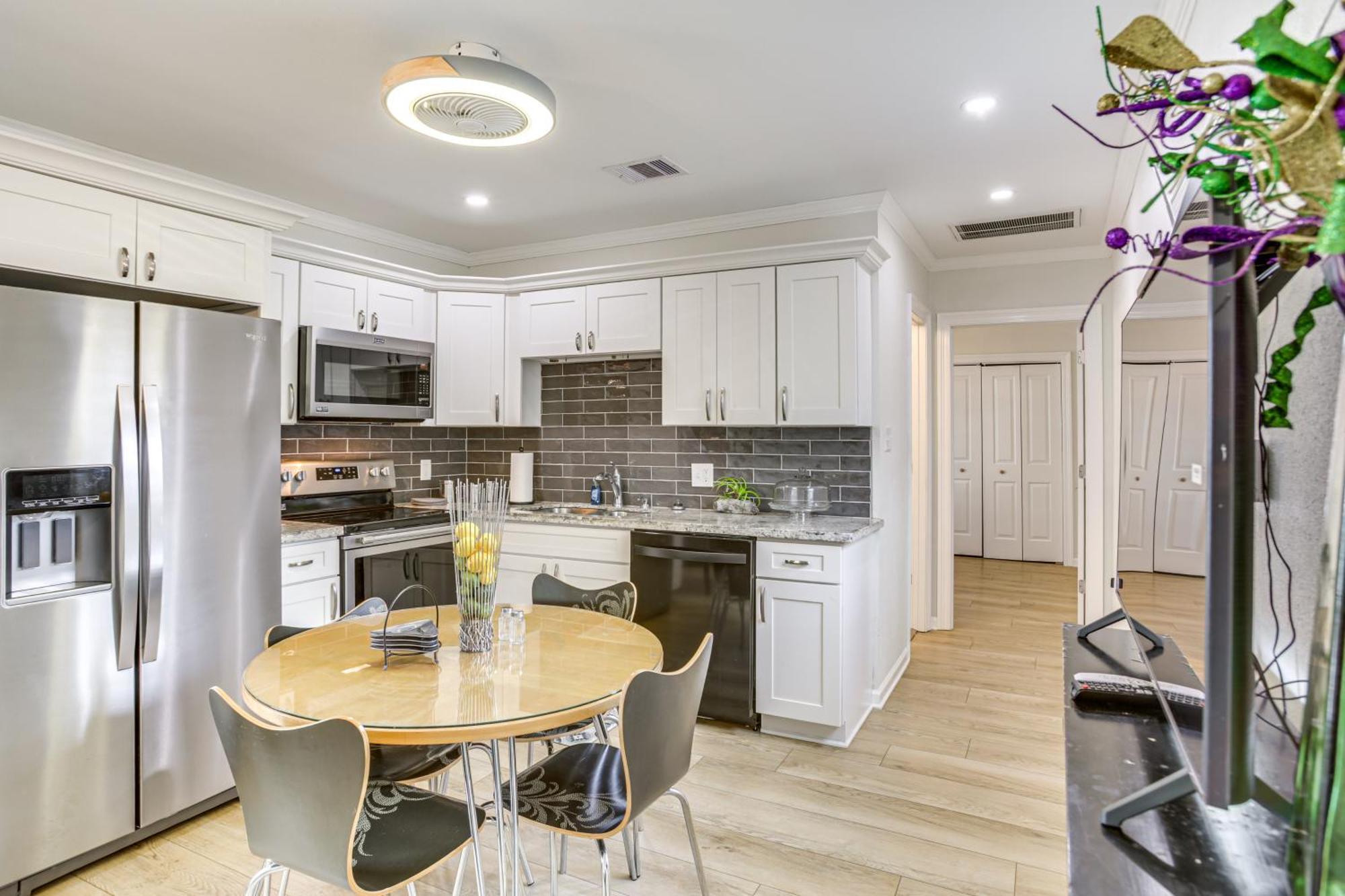 Walk To St Charles Ave Renovated With Patio! Holiday home