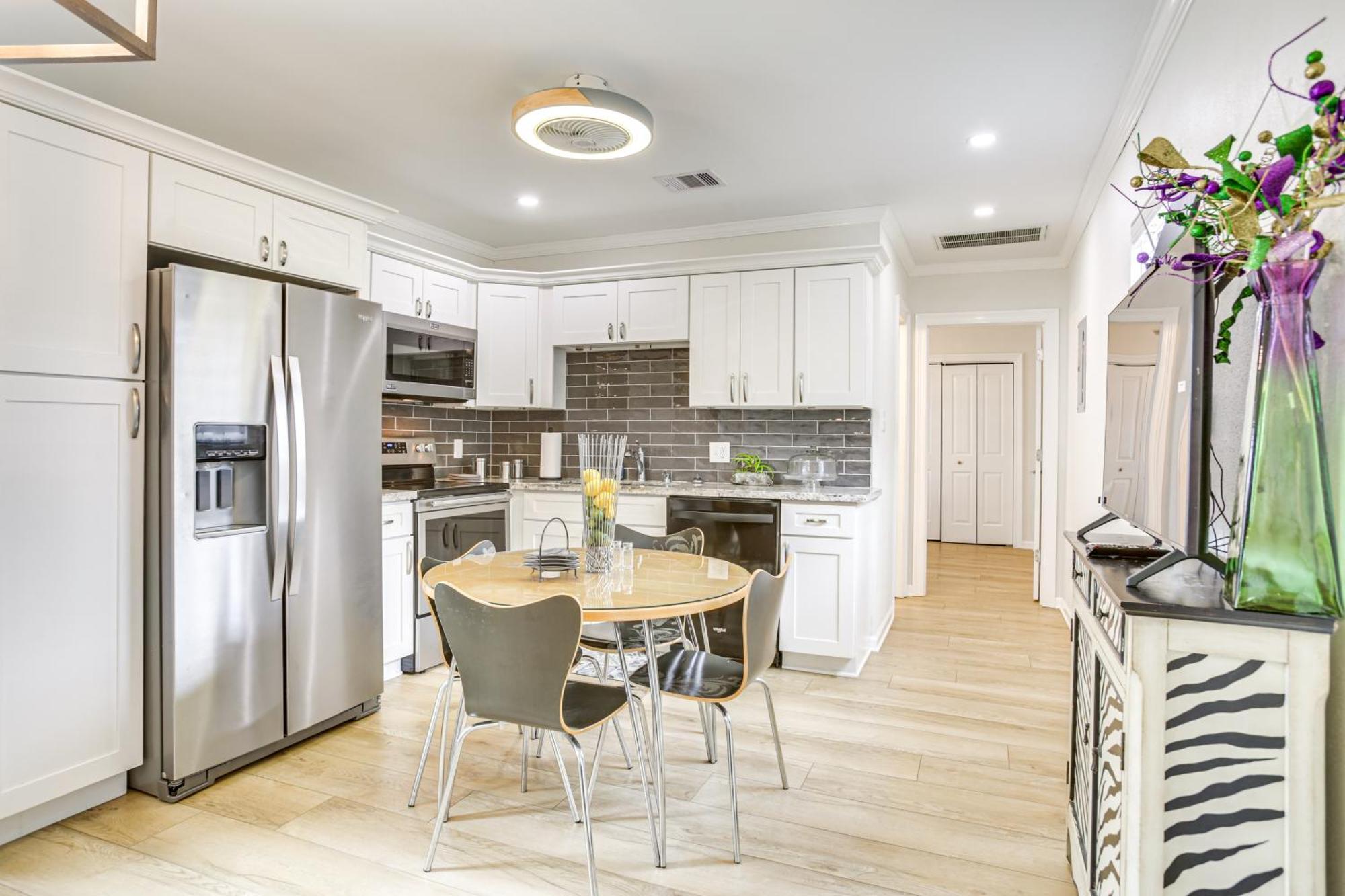 Walk To St Charles Ave Renovated With Patio! Holiday home New Orleans
