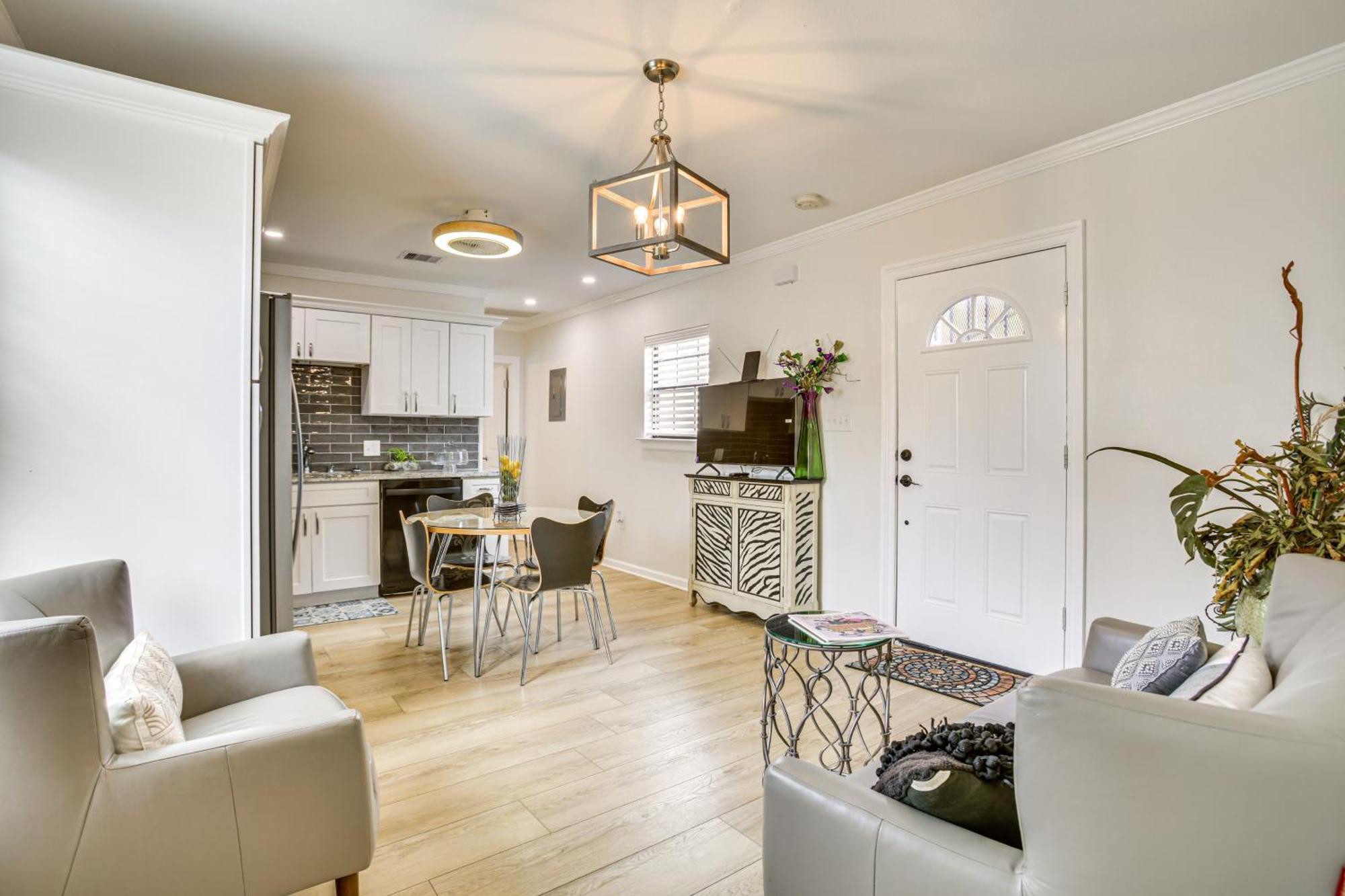 Walk To St Charles Ave Renovated With Patio! New Orleans