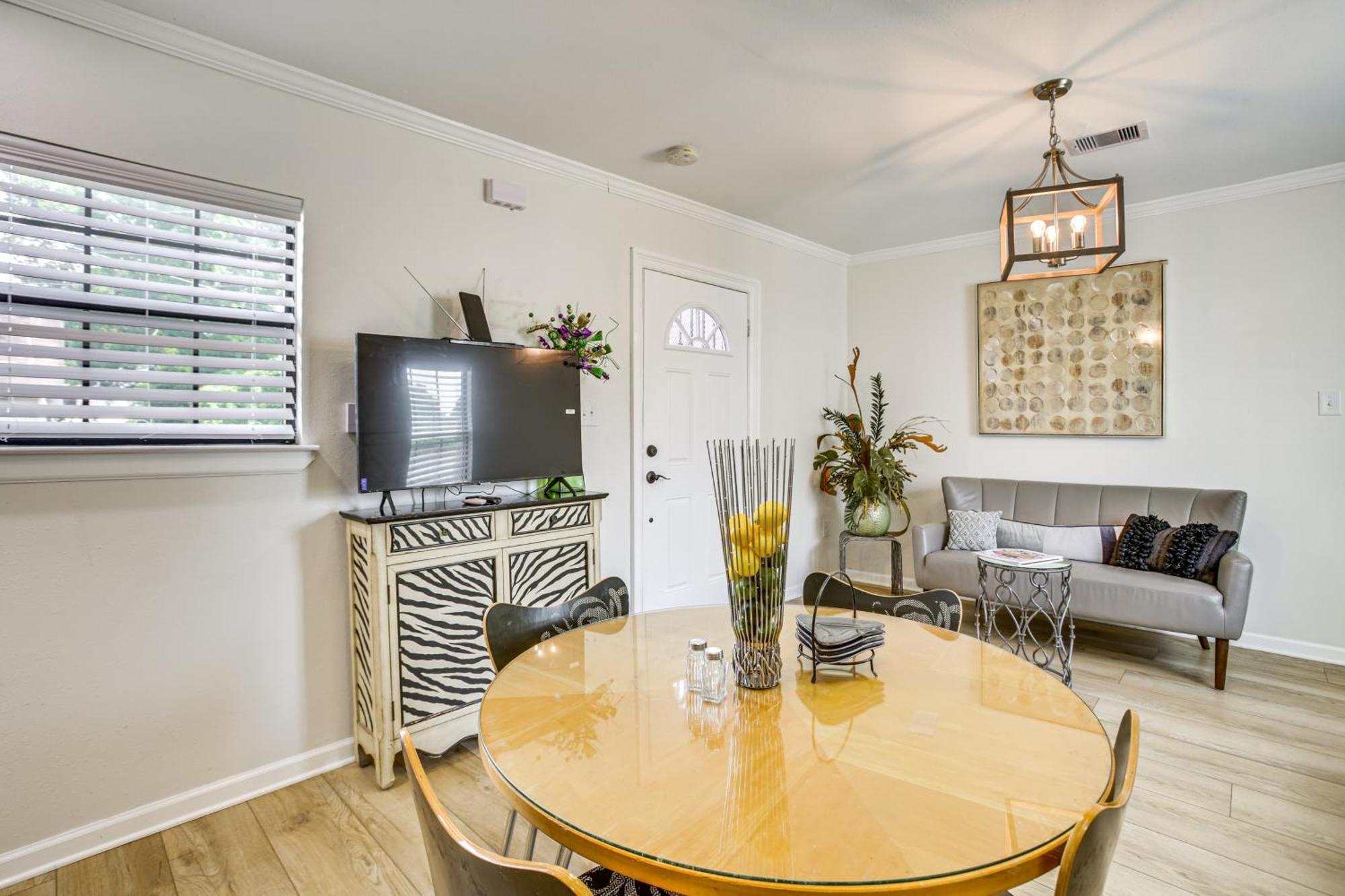 Walk To St Charles Ave Renovated With Patio! Holiday home New Orleans