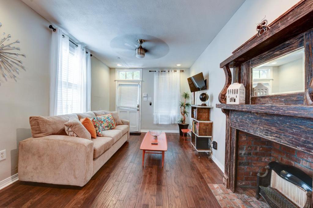 Huge 1 Bedroom Steps Into The French Quarter Apartment *