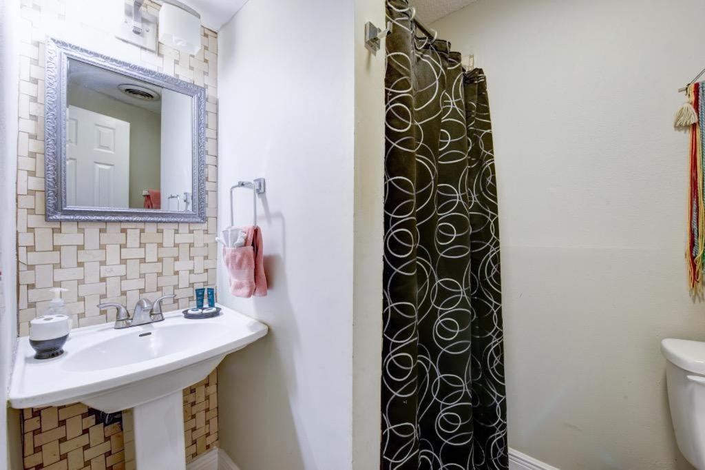 Huge 1 Bedroom Steps Into The French Quarter *