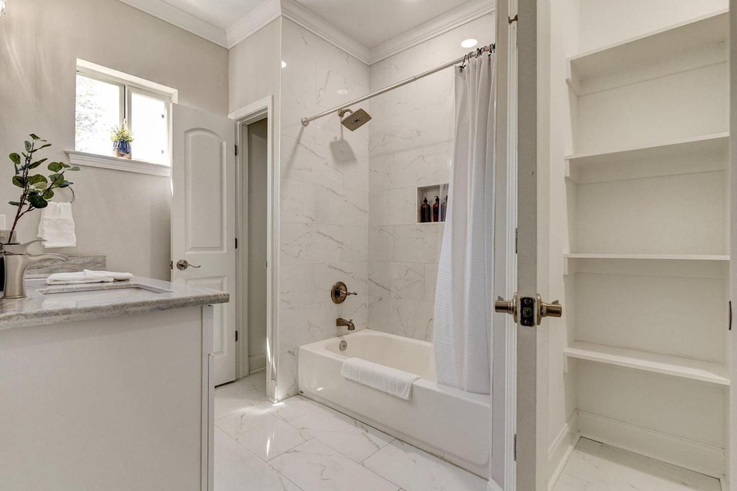 Mid-city Retreat By Greenway Walk To Dome *