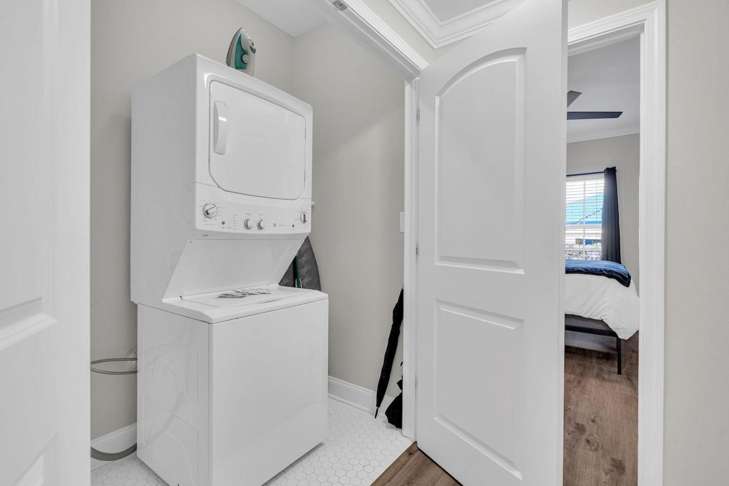 Spacious 3br W Fenced Backyard Holiday home