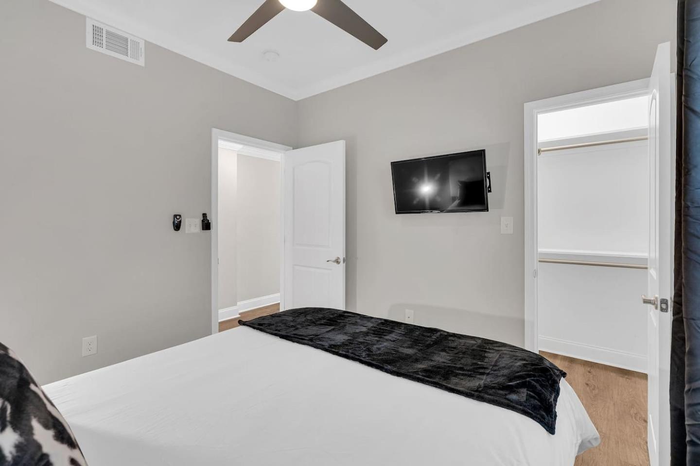 Spacious 3br W Fenced Backyard * New Orleans