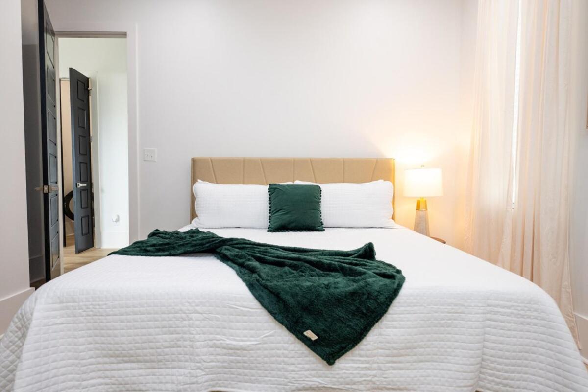 Luxe New Construction In Quiet Neighborhood *