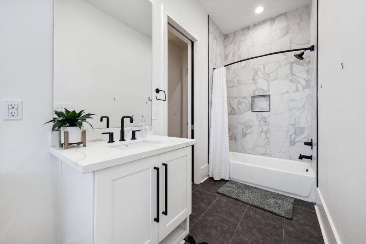 Immaculate Superdome Parking Yard Tvs Ensuite Holiday home *