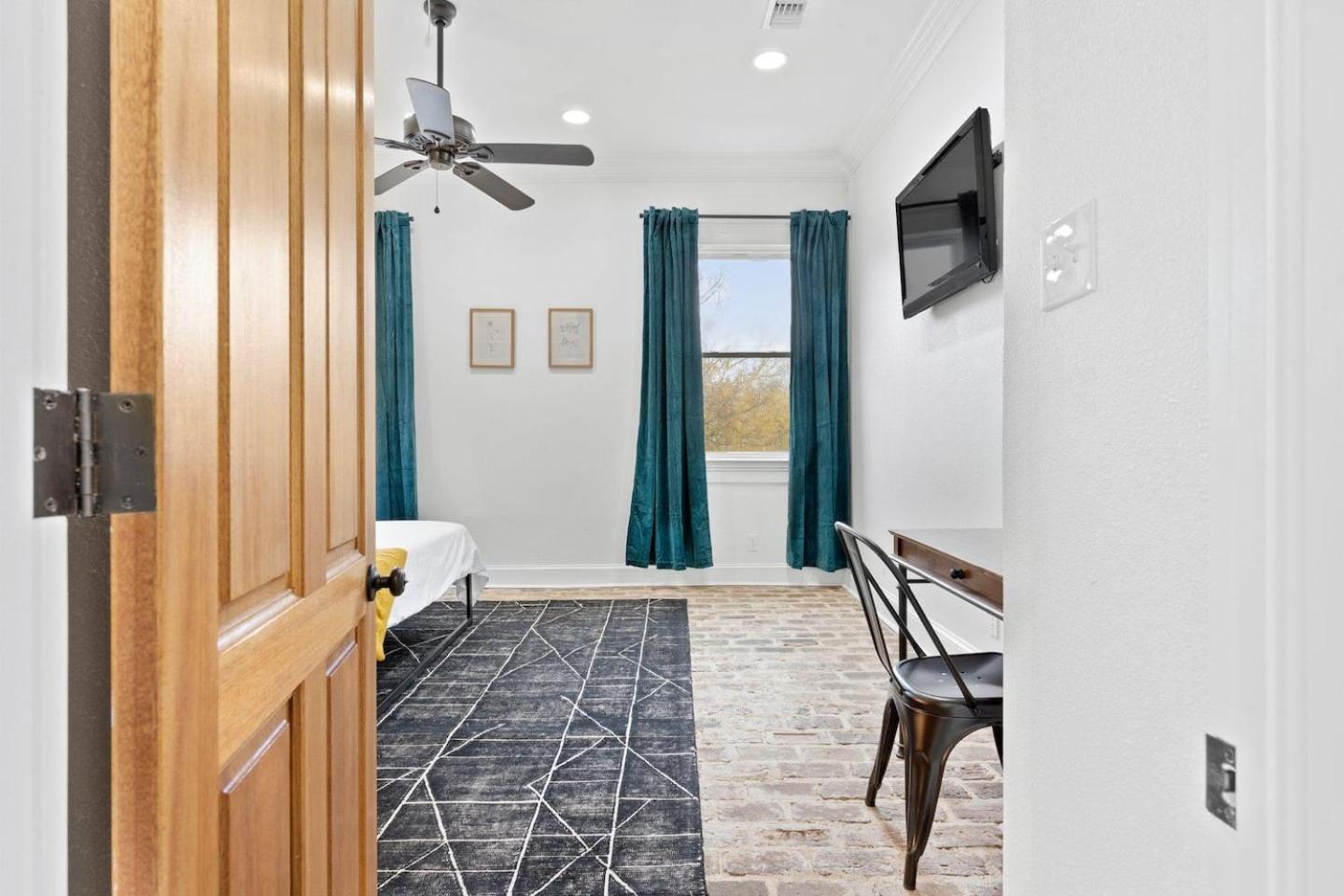 Mid-city 2br W Balcony Near Canal Streetcar Holiday home