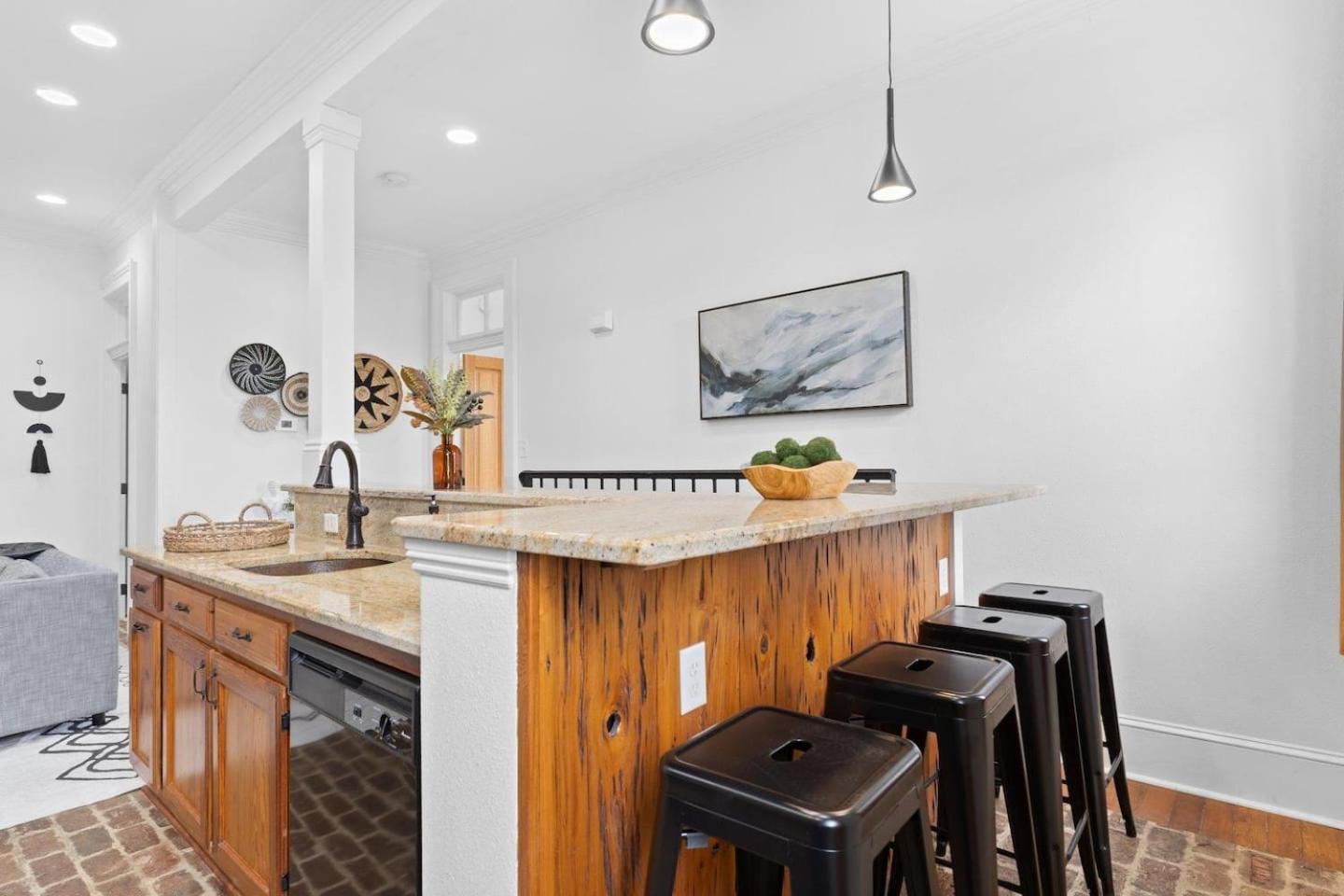 Mid-city 2br W Balcony Near Canal Streetcar Holiday home New Orleans