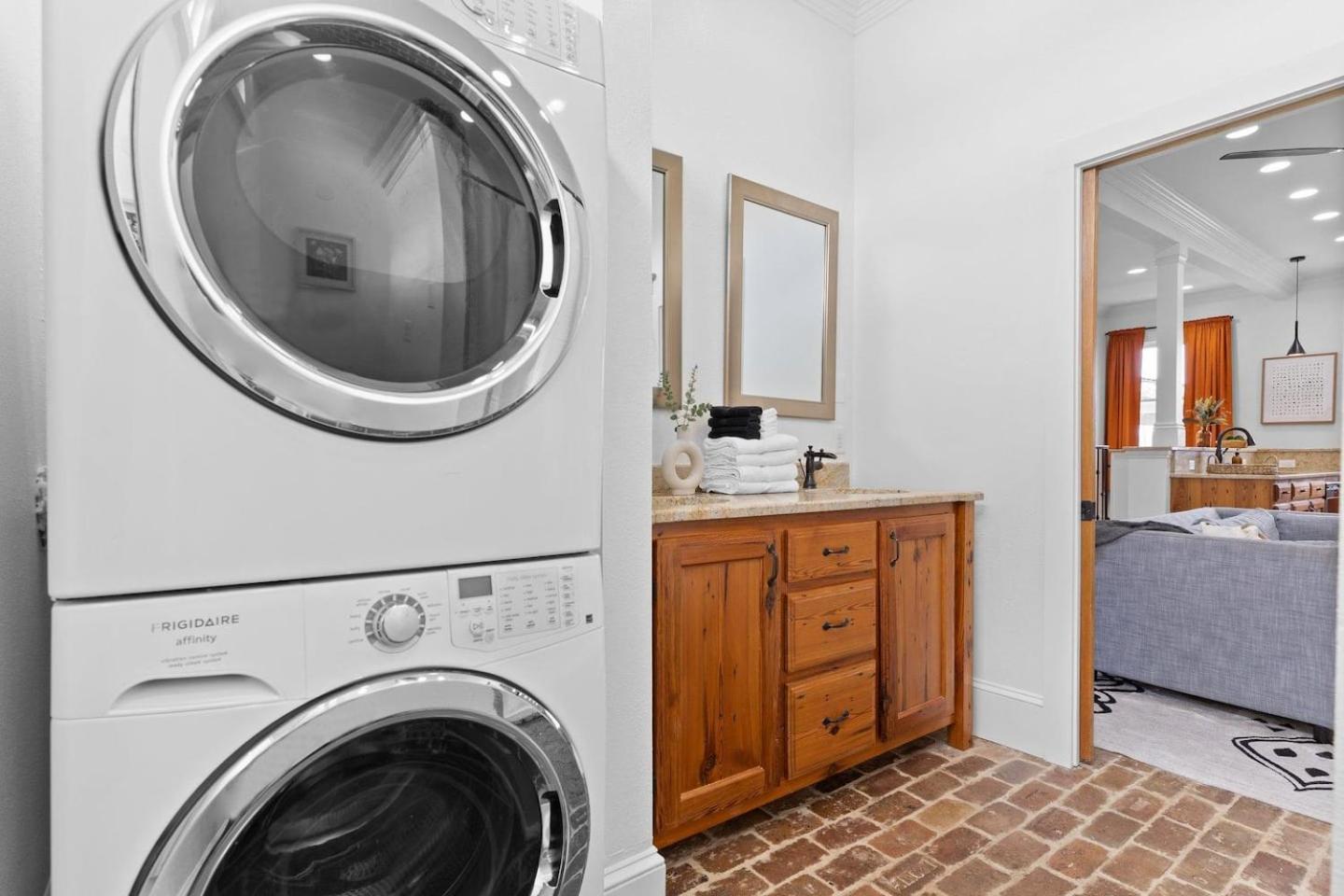 Mid-city 2br W Balcony Near Canal Streetcar