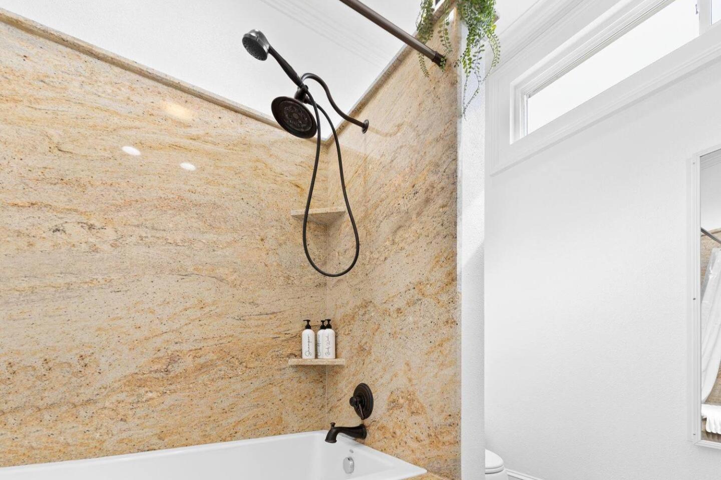 Holiday home Mid-city 2br W Balcony Near Canal Streetcar *