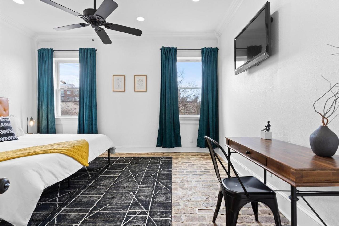 Mid-city 2br W Balcony Near Canal Streetcar Holiday home