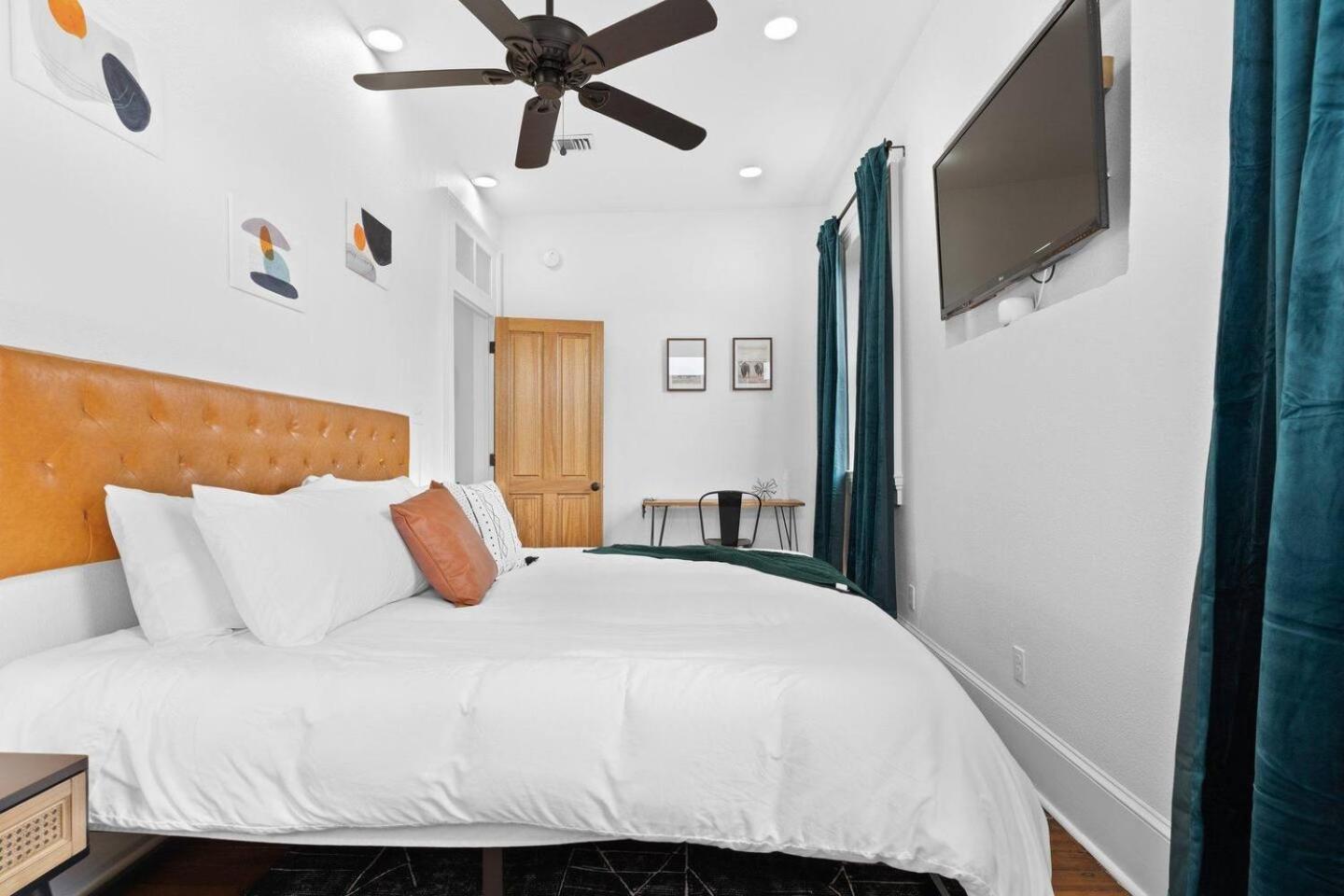 Mid-city 2br W Balcony Near Canal Streetcar Holiday home