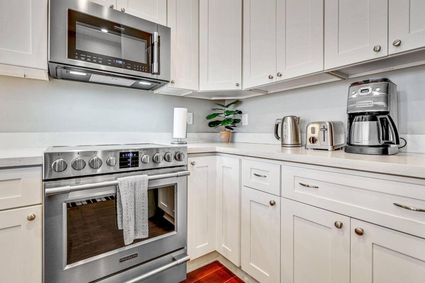 Garden District Jazz Fest Balcony * New Orleans