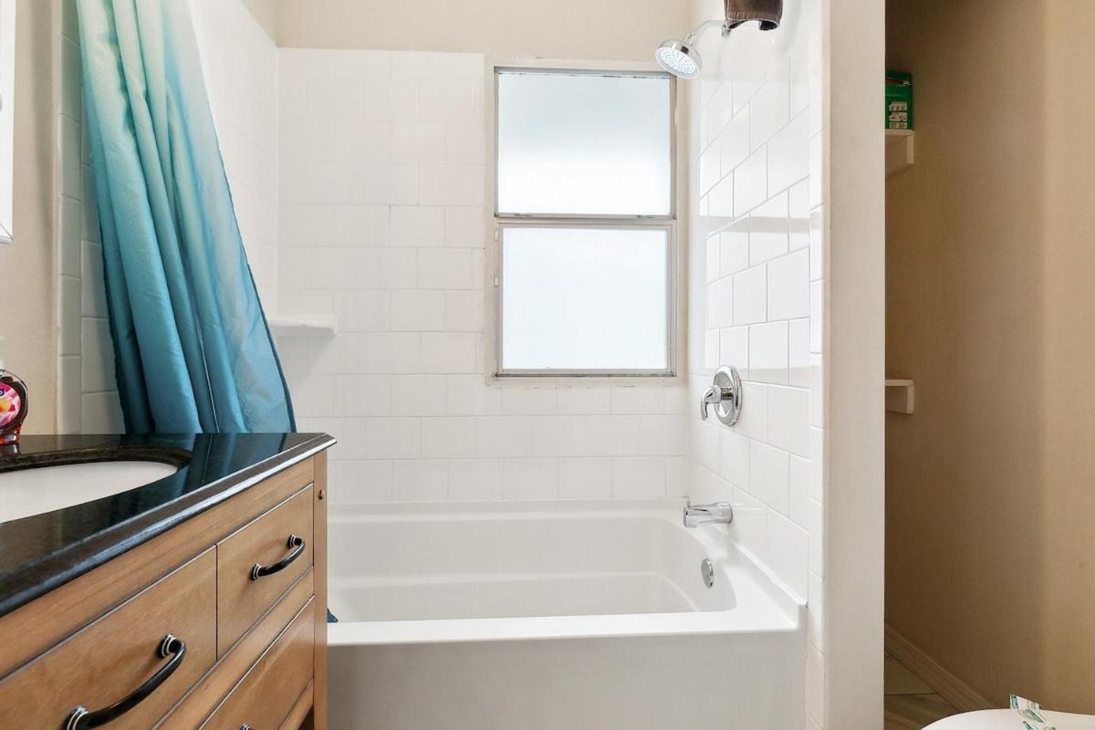 Cute 2bed 1 Bath 1half Bath, 7 Blocks From French Q Steps To Jazz Venues, Free Gated Parking Incl * New Orleans