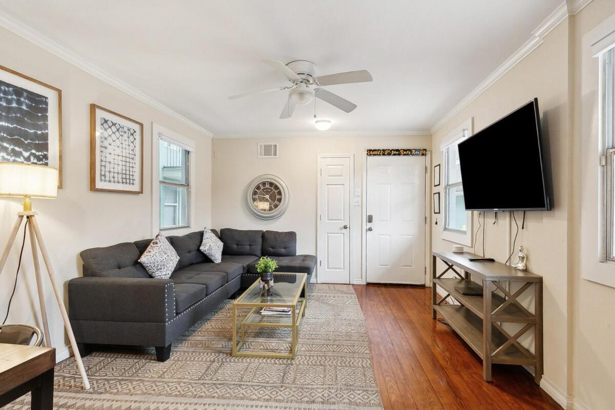 Cute 2bed 1 Bath 1half Bath, 7 Blocks From French Q Steps To Jazz Venues, Free Gated Parking Incl Apartment *