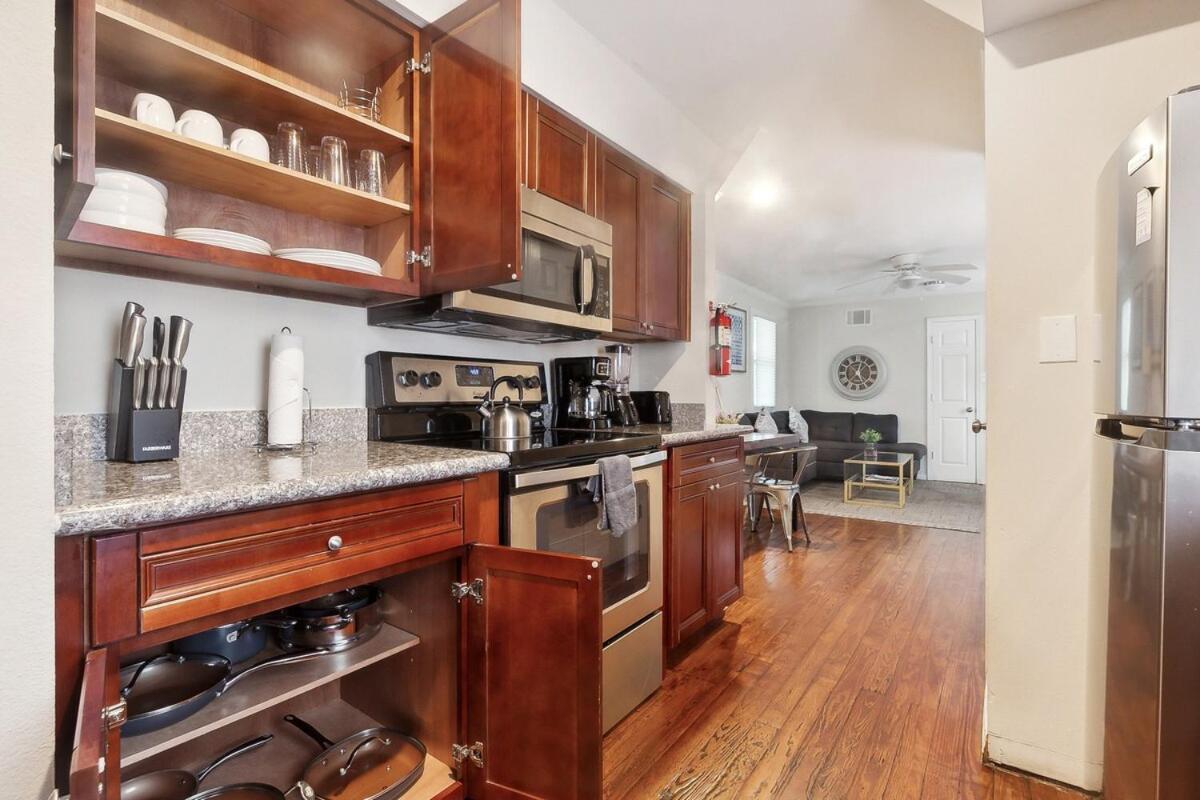 Apartment Cute 2bed 1 Bath 1half Bath, 7 Blocks From French Q Steps To Jazz Venues, Free Gated Parking Incl *