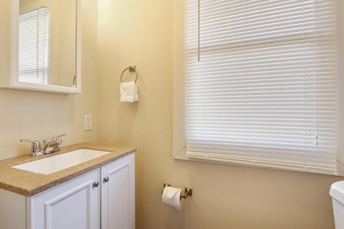 Cute 2bed 1 Bath 1half Bath, 7 Blocks From French Q Steps To Jazz Venues, Free Gated Parking Incl