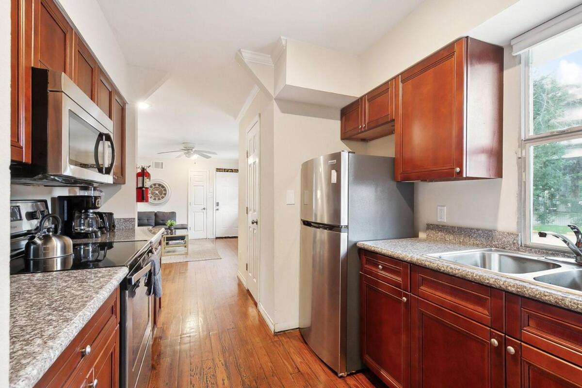 Apartment Cute 2bed 1 Bath 1half Bath, 7 Blocks From French Q Steps To Jazz Venues, Free Gated Parking Incl *