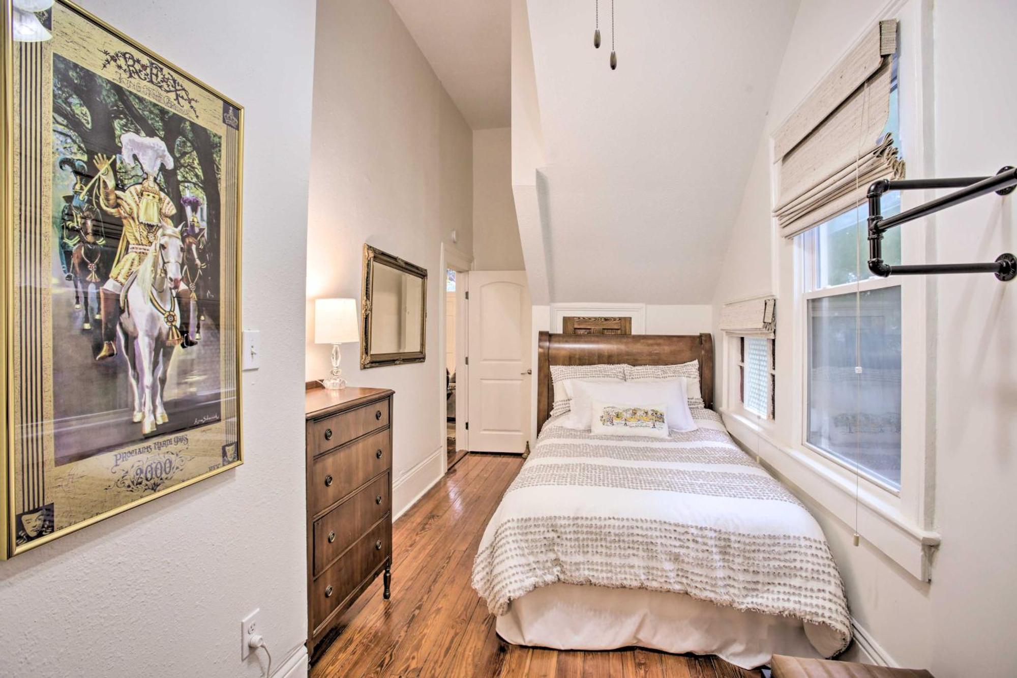 Perfect Location Inviting Uptown Apt! *