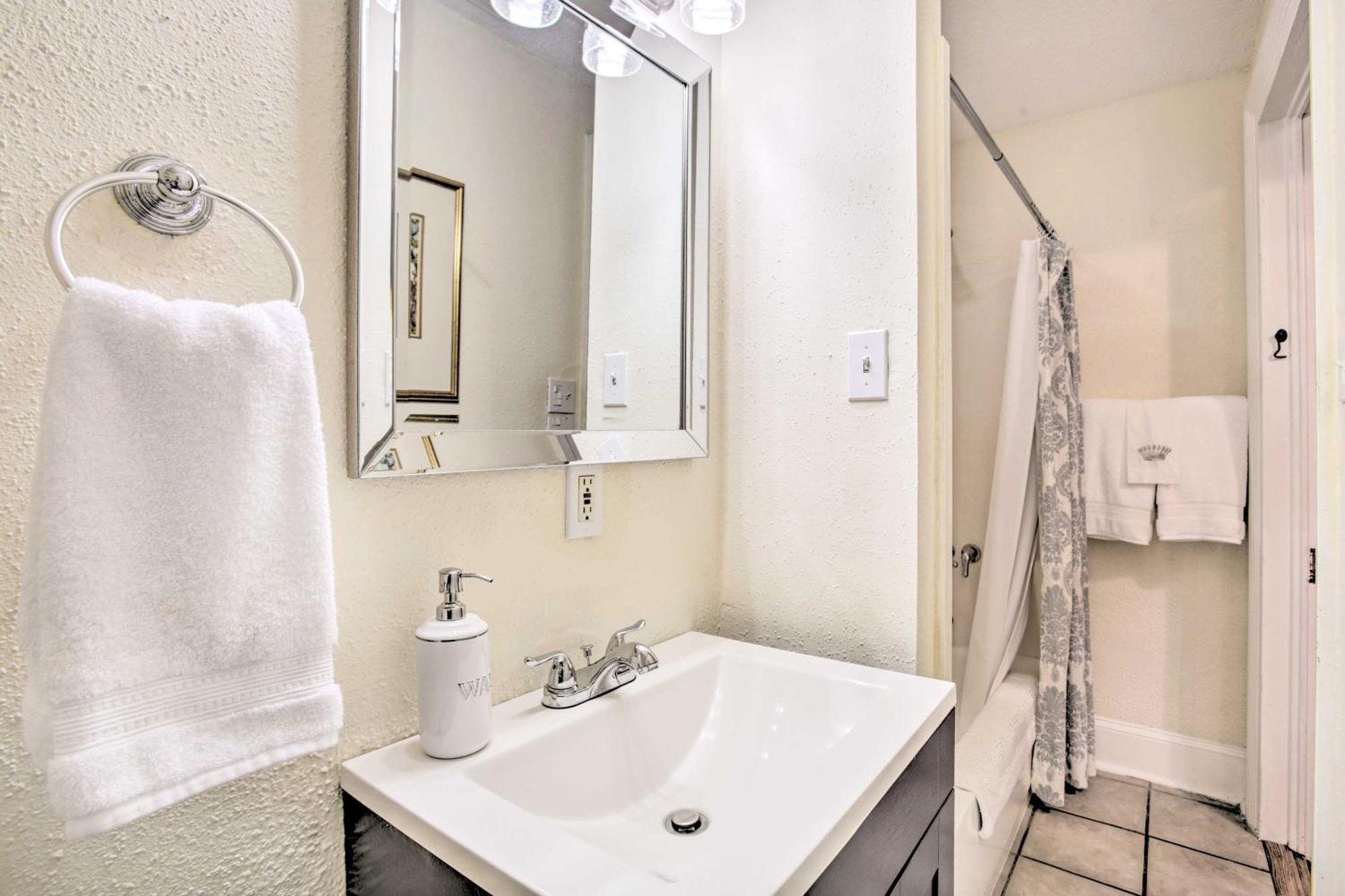 Perfect Location Inviting Uptown Apt! Apartment