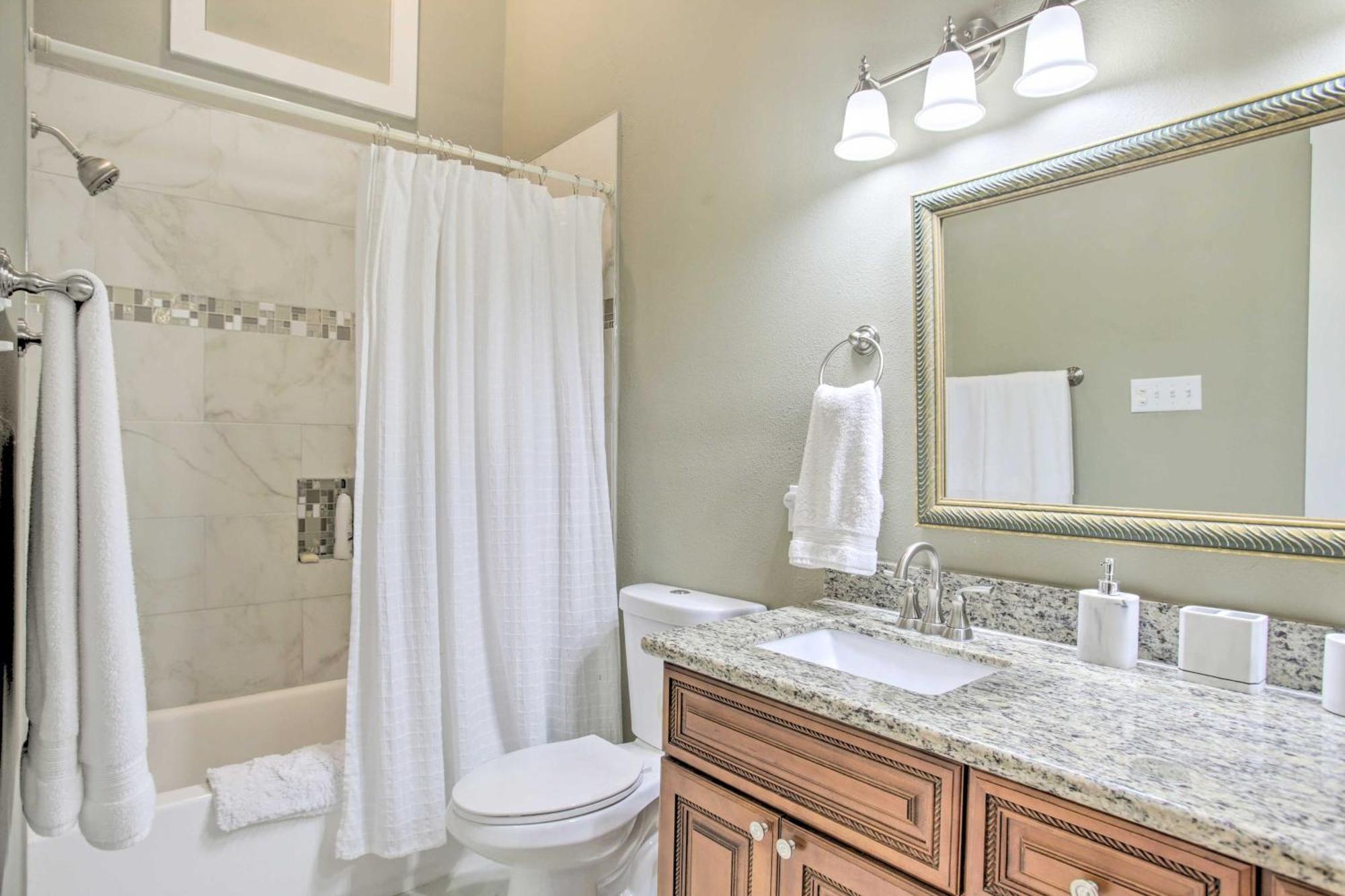 Apartment Perfect Location Inviting Uptown Apt!