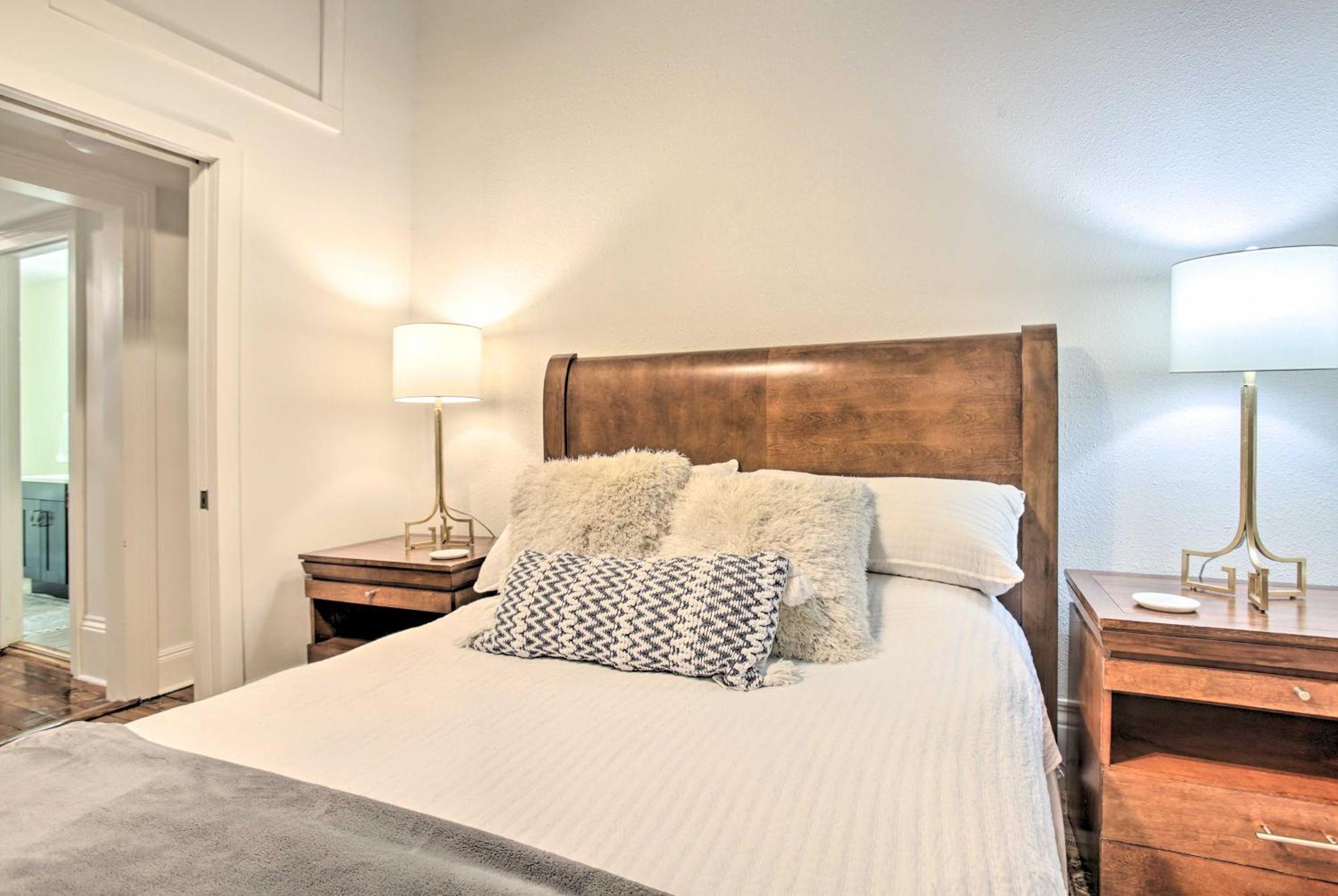 Perfect Location Inviting Uptown Apt! *