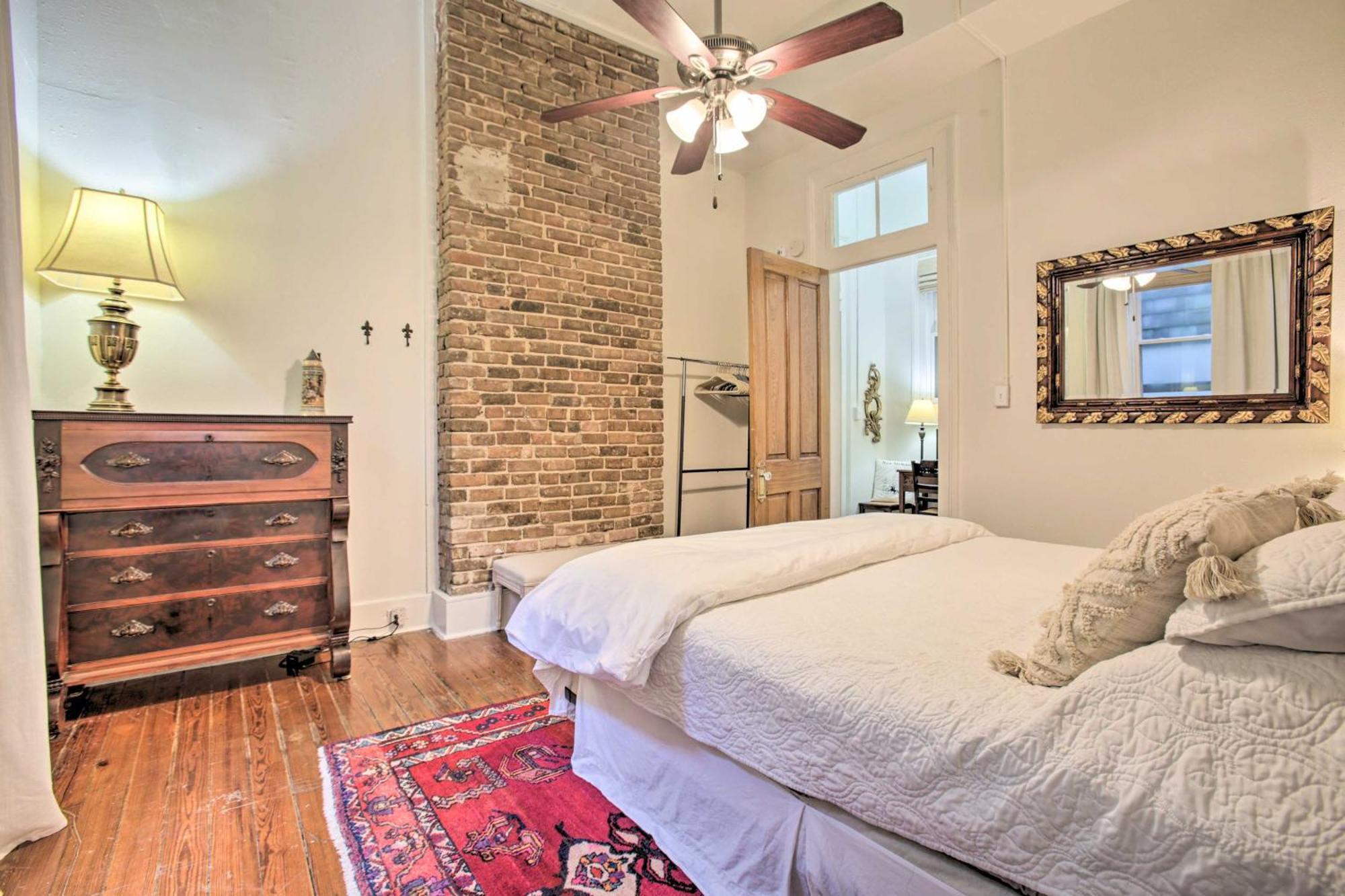 Perfect Location Inviting Uptown Apt! Apartment