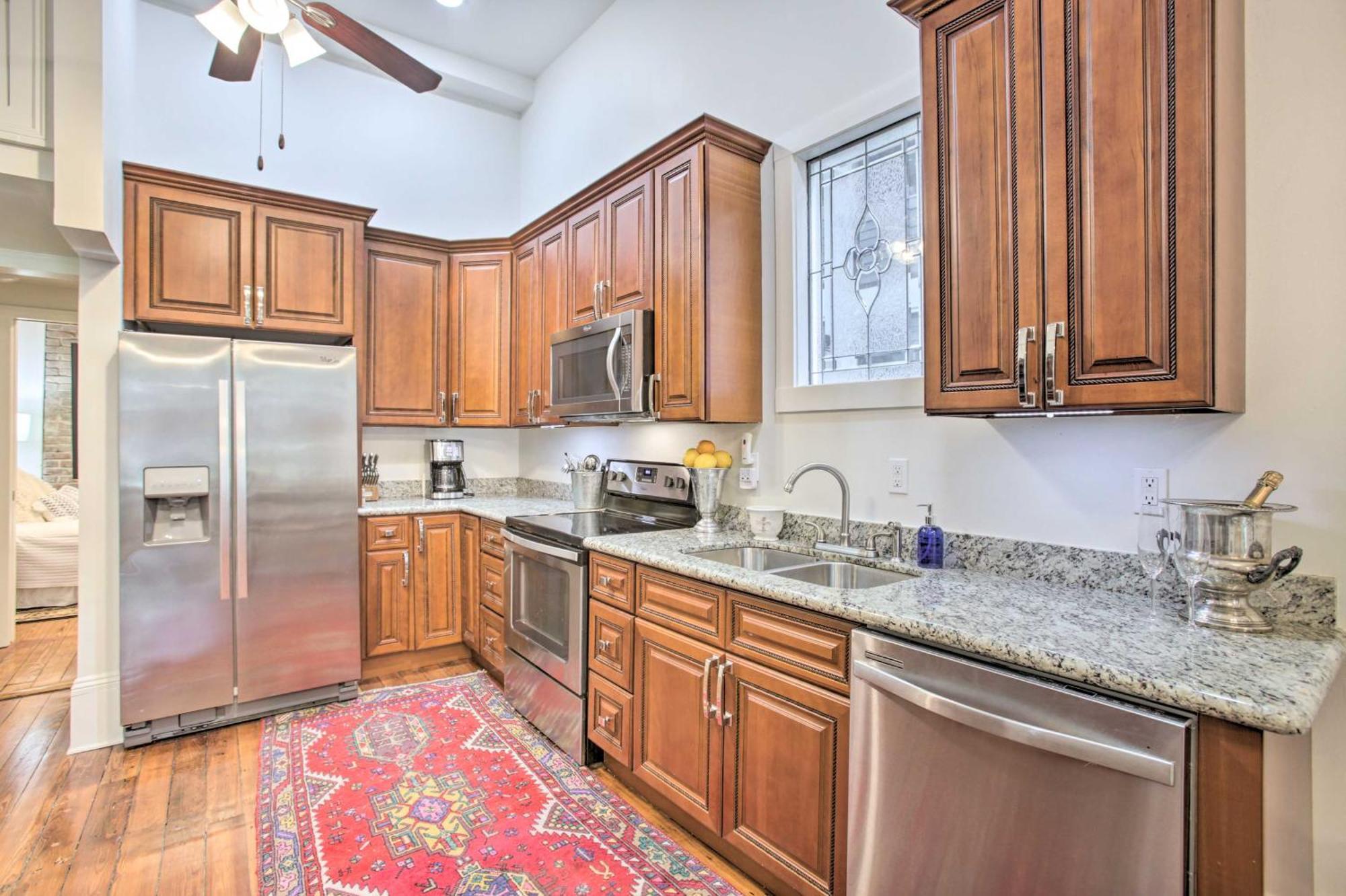 Perfect Location Inviting Uptown Apt!