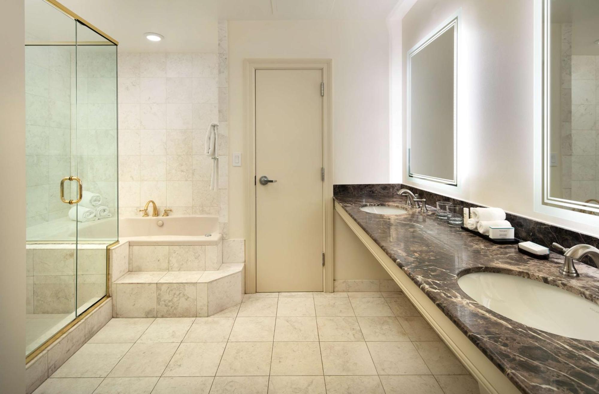 Hotel Embassy By Hilton Convention Center 3*