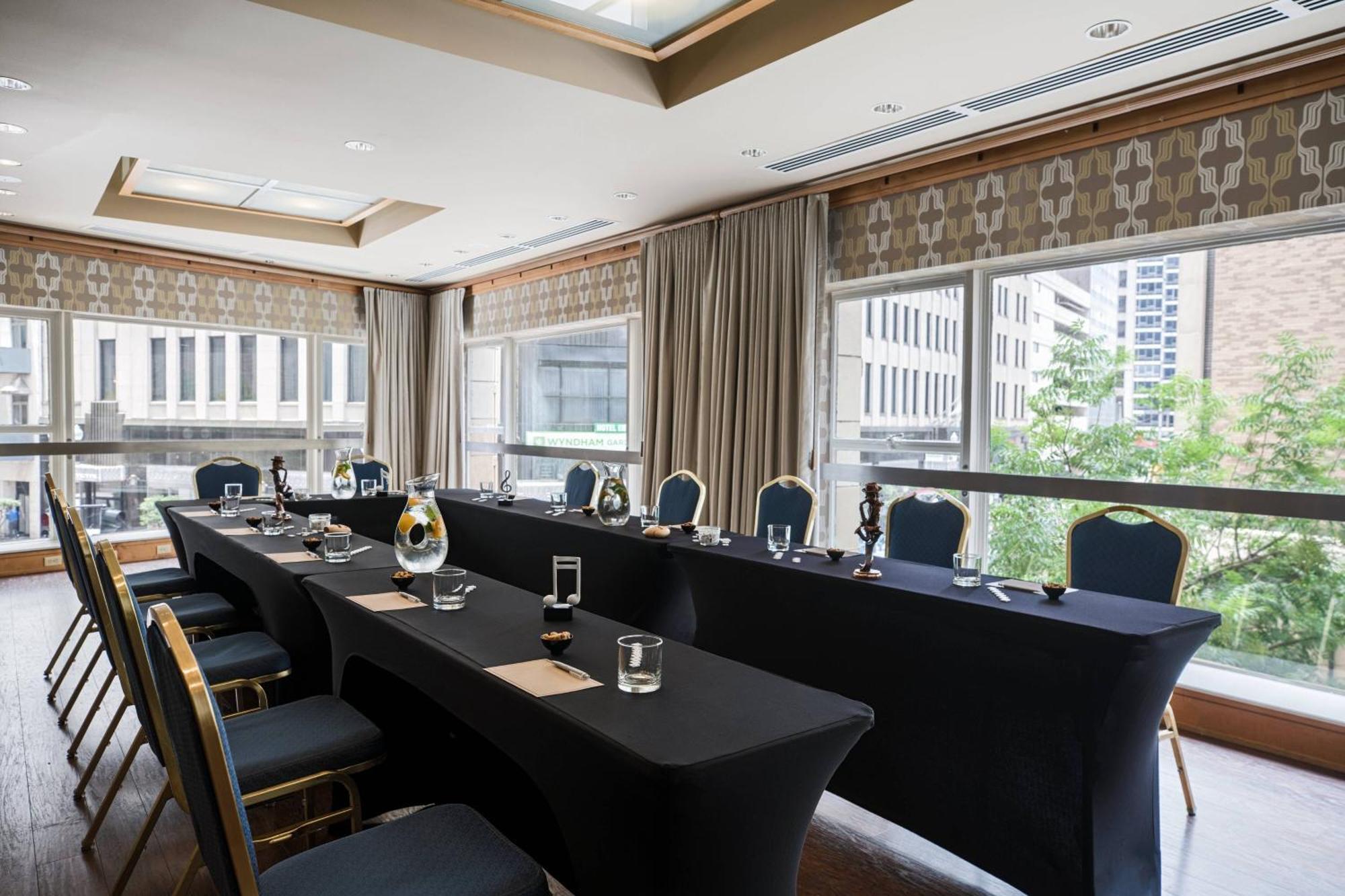 Hotel Renaissance Pere Marquette French Quarter Area