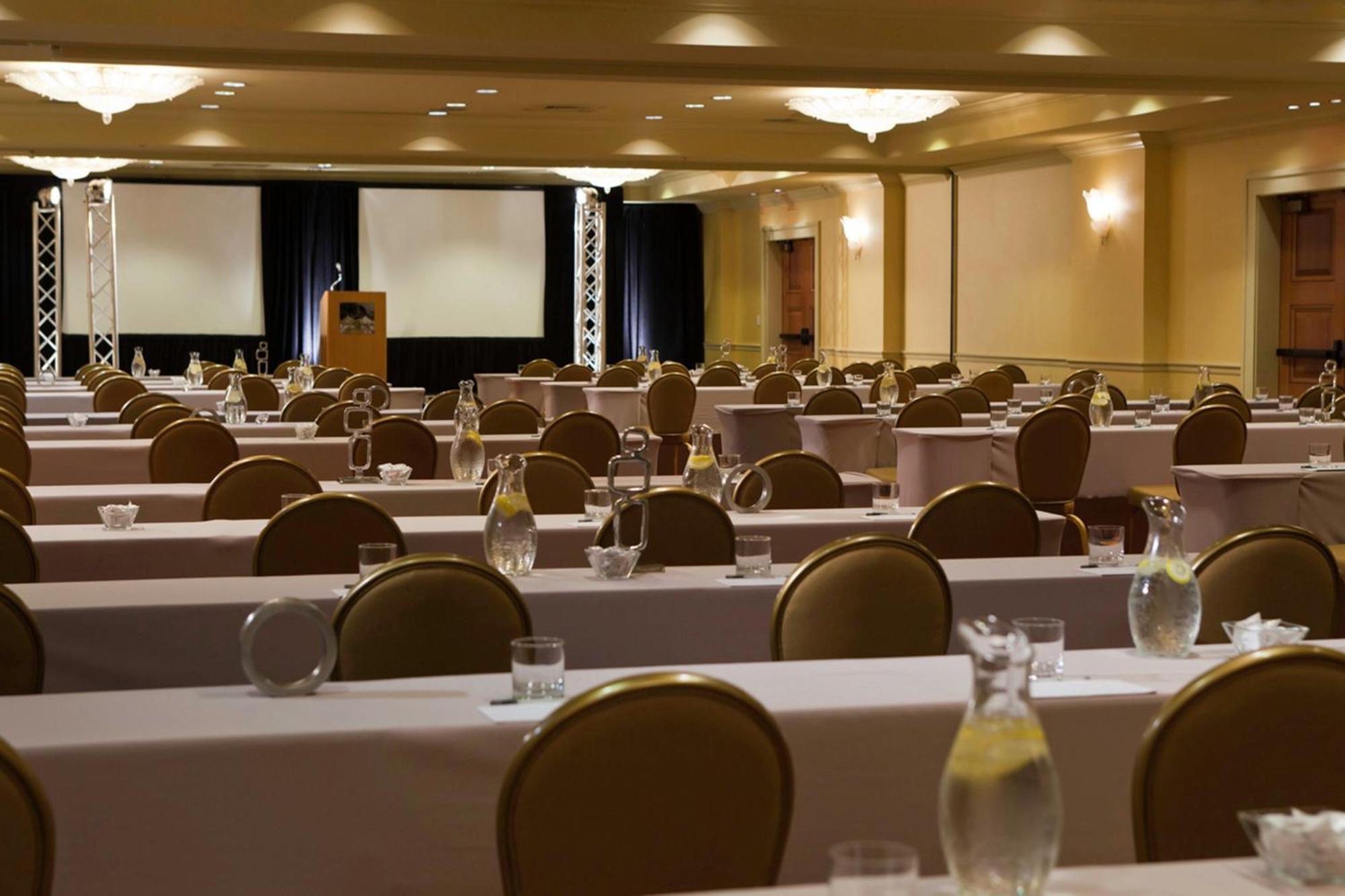 Hotel Renaissance Arts Warehouse District 4*