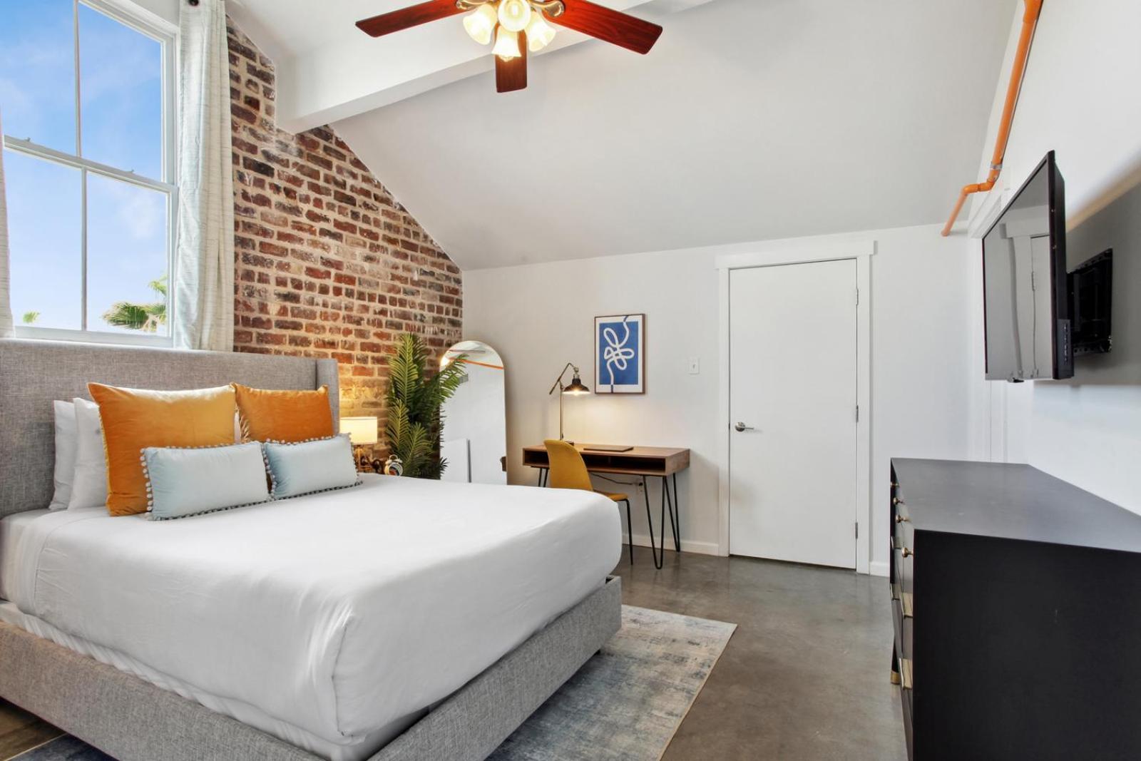 Warehouse District Lovely One Bedroom And Den Apartment *