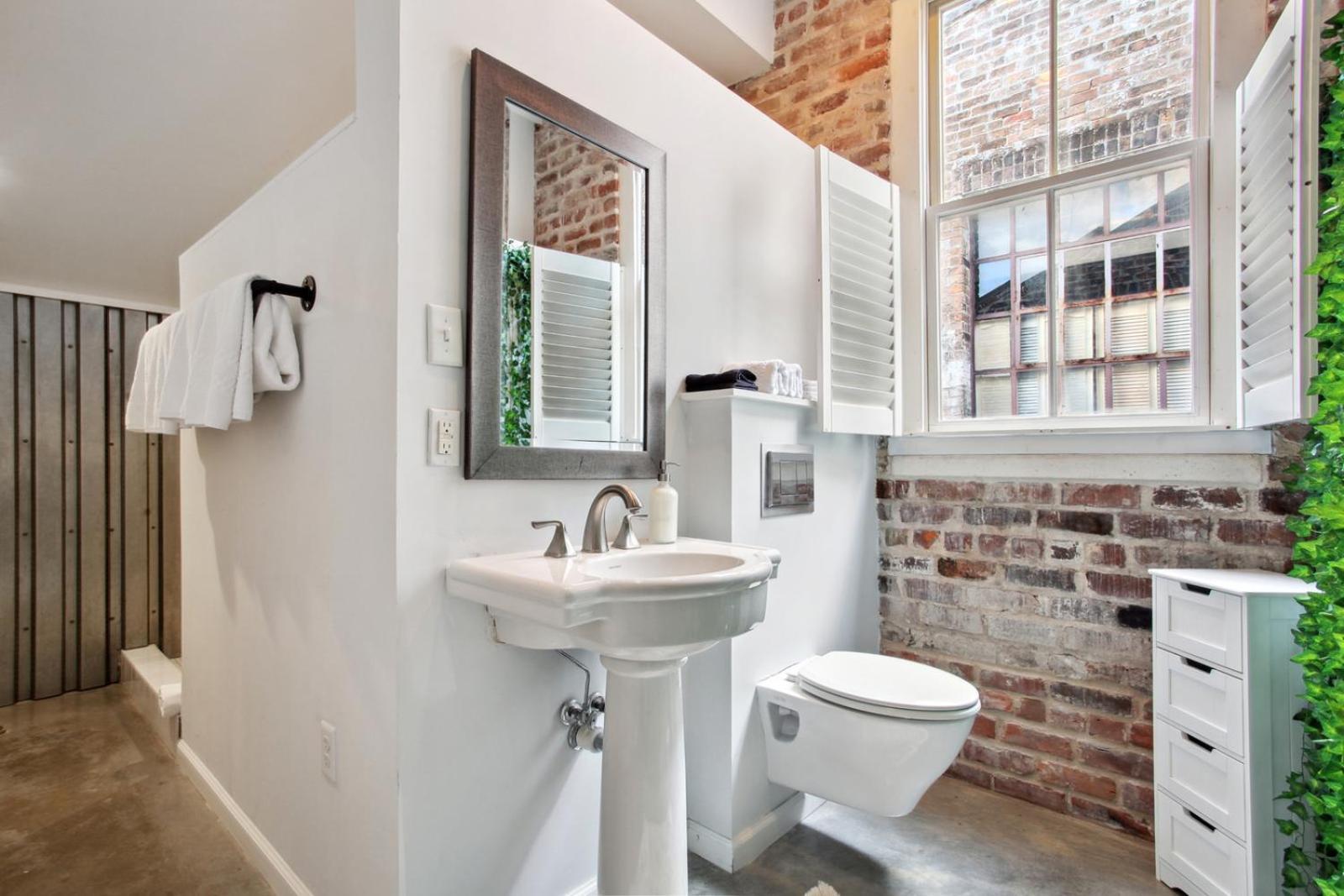 Warehouse District Lovely One Bedroom And Den Apartment