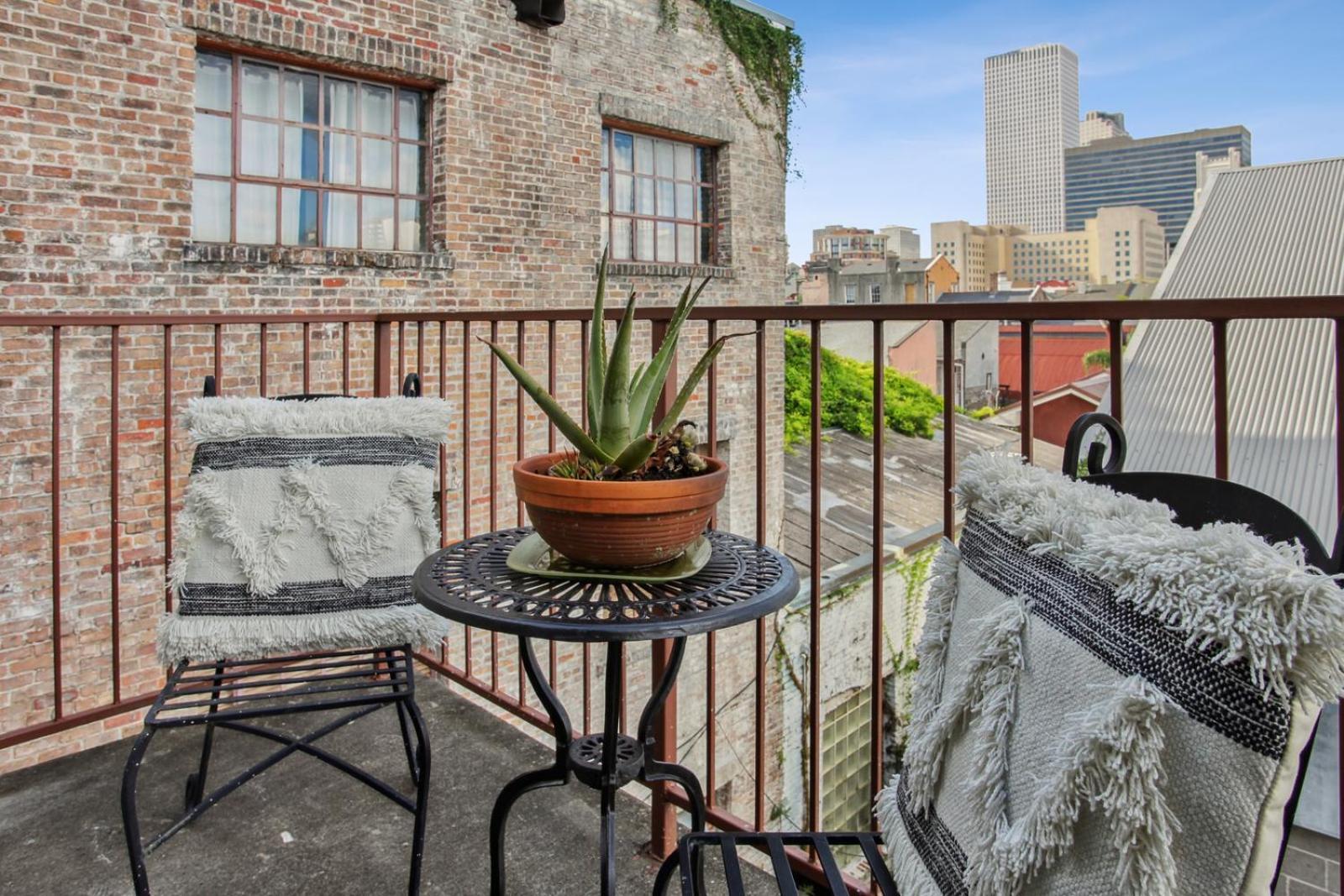 Warehouse District Lovely One Bedroom And Den *