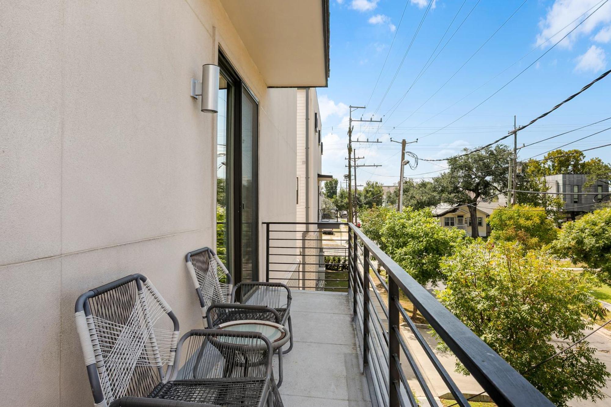 Spacious 4br W Pool & Parking !!!