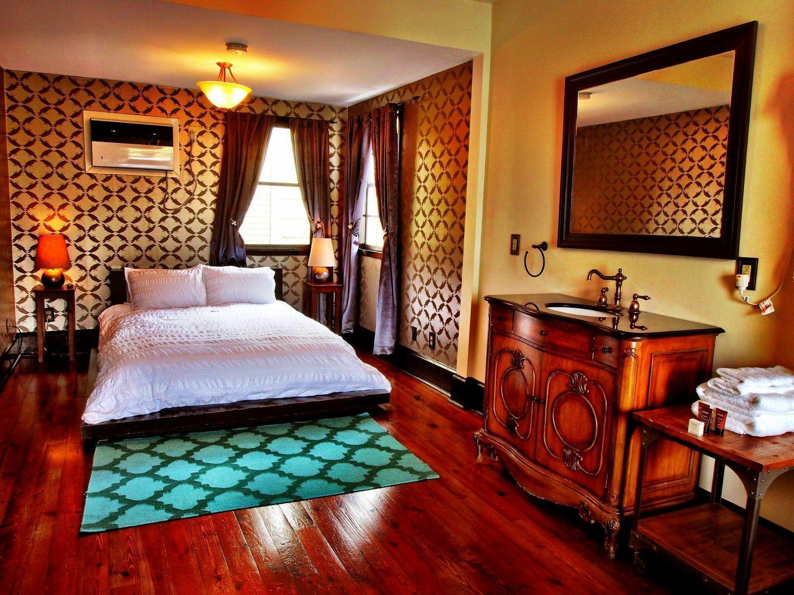 Royal Street Inn & Bar