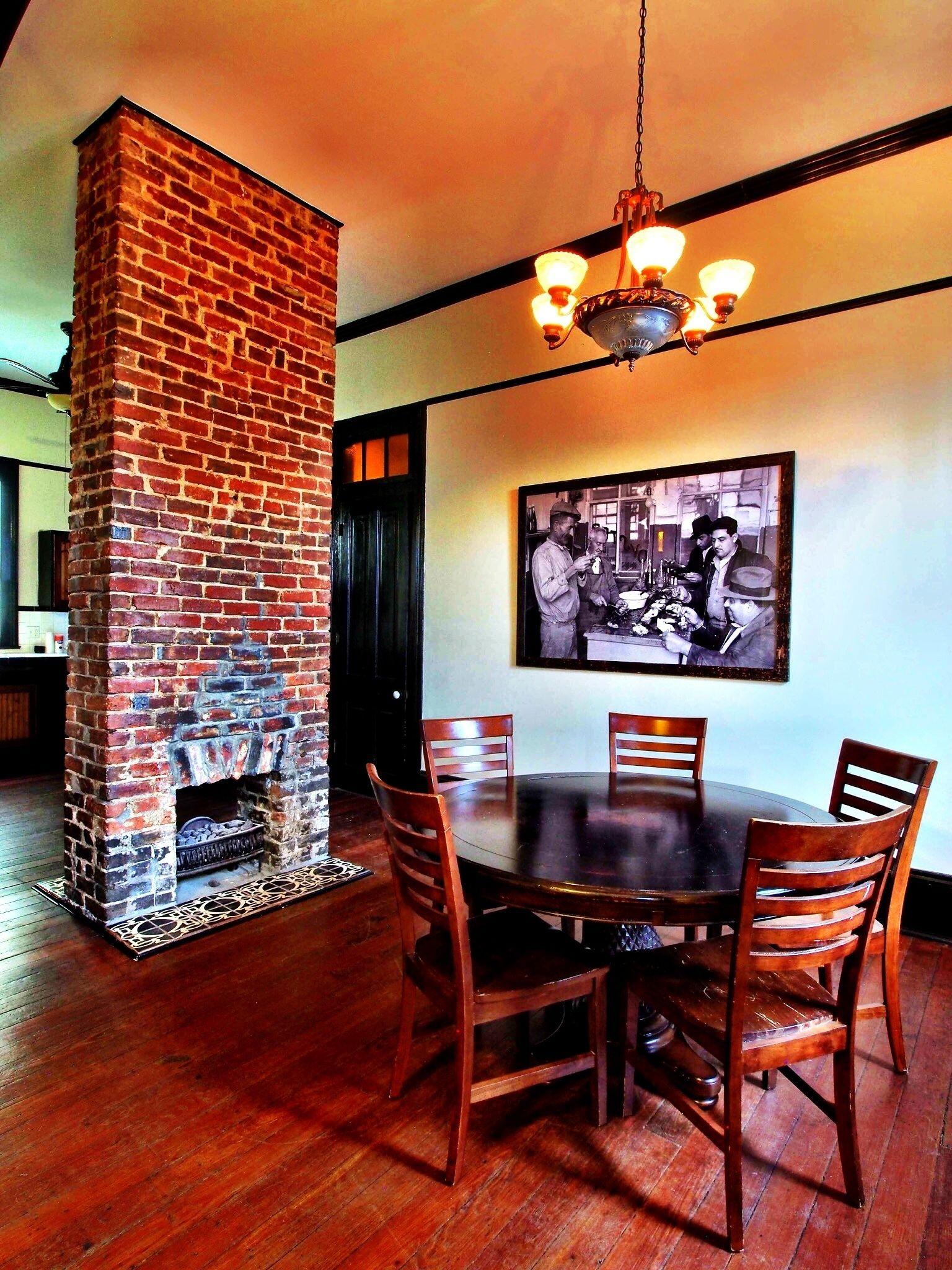 Royal Street Inn & Bar