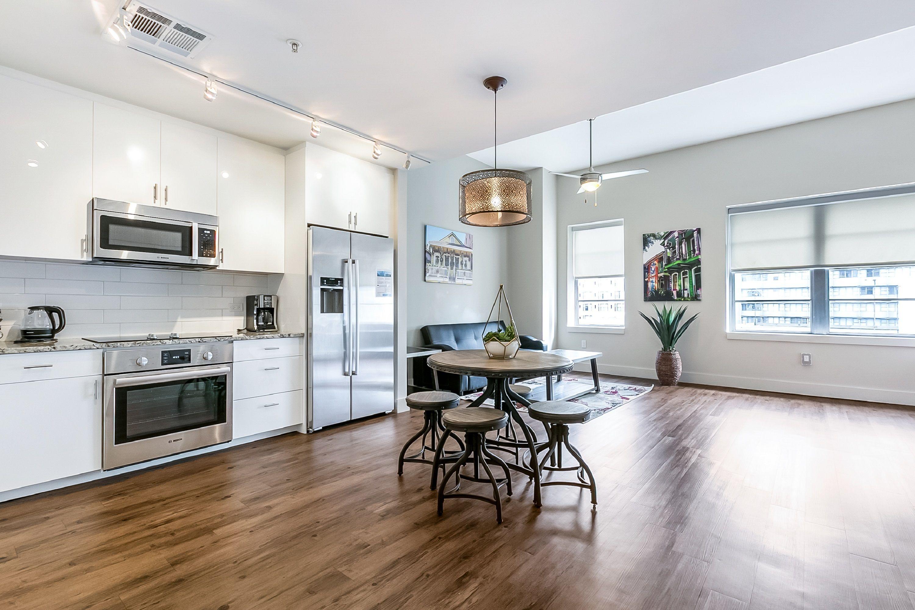 California Building By Hosteeva Apartment *