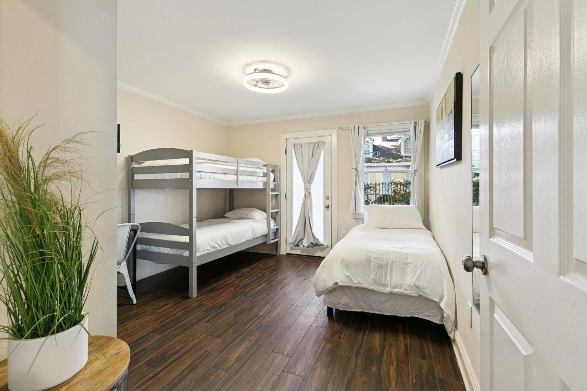 Apartment Cute 2bed 1bath, 7blocks From French Q, Steps To Jazz Venues, Free Gated Pk Include