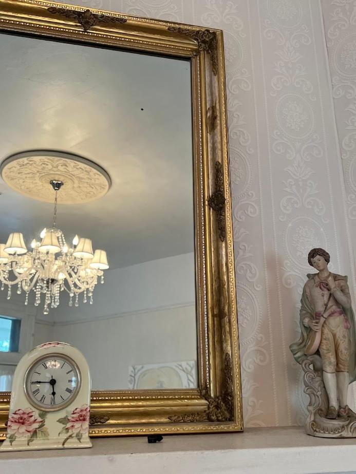 Dollhouse, 6 Bedroom French Quarter, Jazz Fest Sleeps 13! * New Orleans