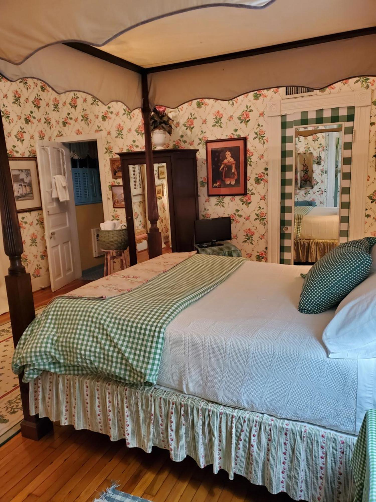 Dollhouse, 6 Bedroom French Quarter, Jazz Fest Sleeps 13!