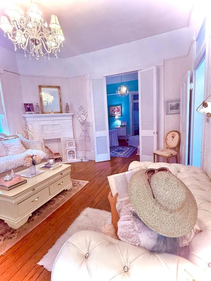 Holiday home Dollhouse, 6 Bedroom French Quarter, Jazz Fest Sleeps 13! New Orleans