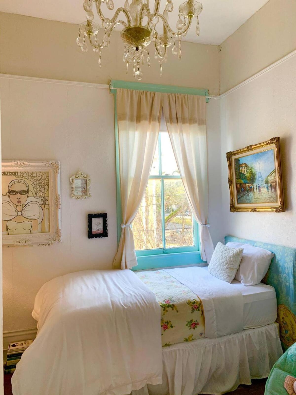 Dollhouse, 6 Bedroom French Quarter, Jazz Fest Sleeps 13! Holiday home *