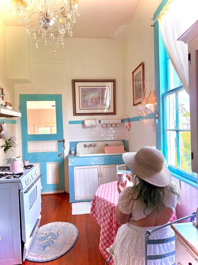 Holiday home Dollhouse, 6 Bedroom French Quarter, Jazz Fest Sleeps 13! New Orleans