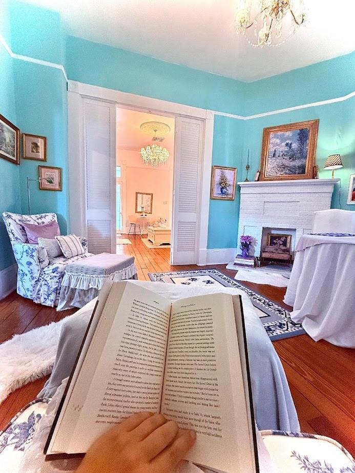 Holiday home Dollhouse, 6 Bedroom French Quarter, Jazz Fest Sleeps 13! *