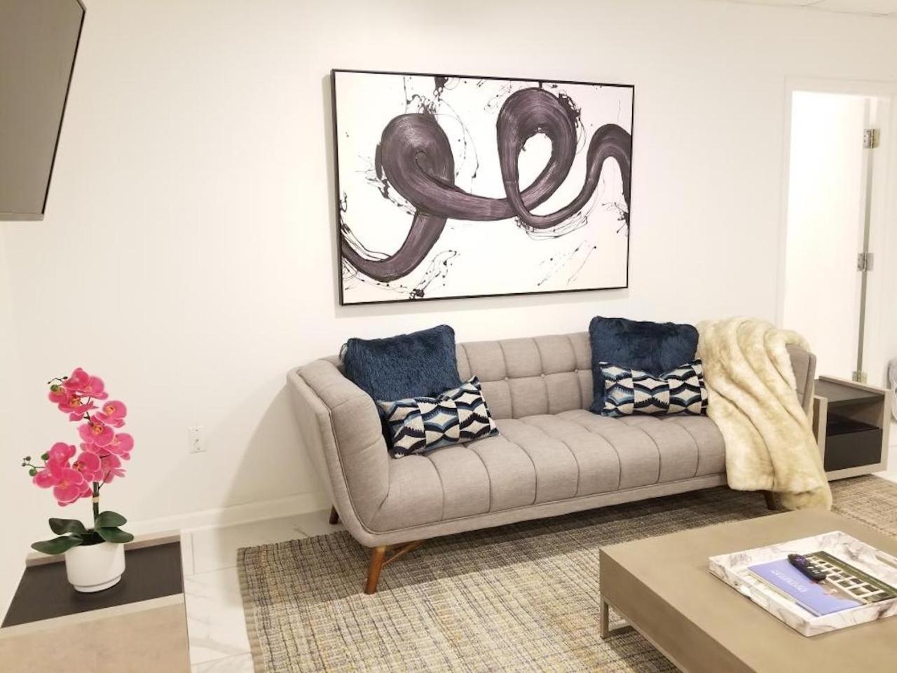 7 Br- Sleeps 15! Famous Lakefront Amazing Property! Hotel