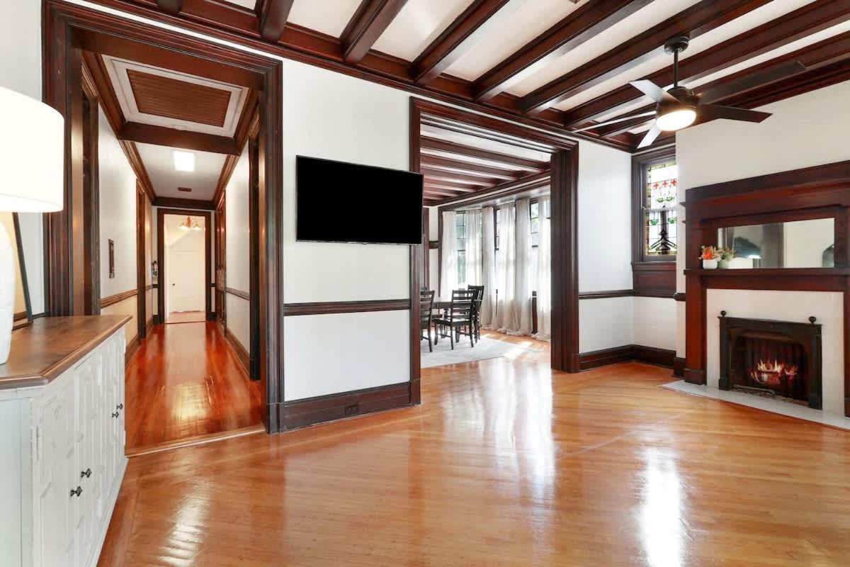 Spacious And Elegant Family In Mid-city *